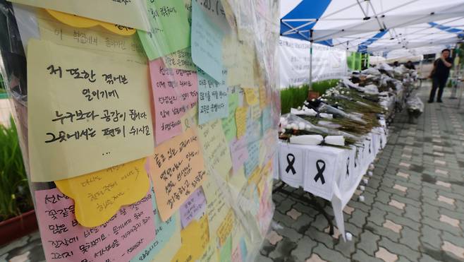 지난 26일 서울 서초구 서이초등학교에서 담임교사 A씨를 추모하는 메시지가 붙어있다. ⓒ연합뉴스