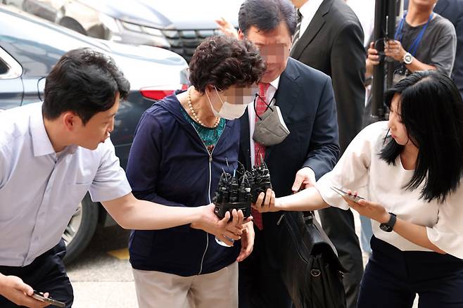 윤석열 대통령의 장모 최은순씨(가운데)가 7월21일 경기도 의정부시 의정부지방법원에서 통장 잔고증명 위조 등 혐의 관련 항소심 재판을 위해 법정으로 이동하고 있다. ⓒ연합뉴스