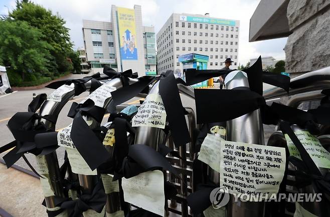 서울시교육청 정문에 달린 추모 리본 지난 27일 종로구 서울특별시교육청 정문에 서이초등학교 담당교사 A씨를 추모하는 검은 리본이 달려있다. [연합뉴스 자료사진. 재판매 및 DB 금지]