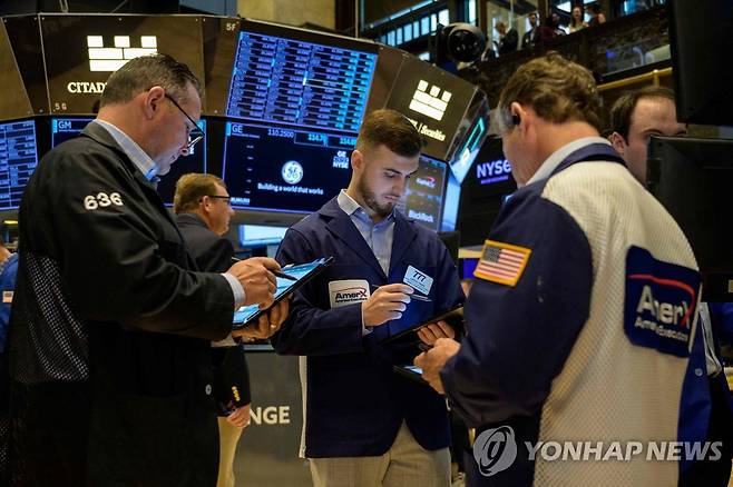 미국 뉴욕증권거래소(NYSE)에서 트레이더들이 업무를 보고 있다. 연합뉴스 자료사진