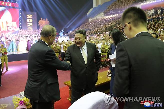 악수하는 김정은과 리훙중 중국 대표단장 (평양 조선중앙통신=연합뉴스) 김정은 북한 국무위원장이 '전승절'(6ㆍ25전쟁 정전협정기념일) 70주년 행사 참석차 방북한 러시아 군사대표단, 중국 정부 대표단과 함께 공연을 관람했다고 조선중앙통신이 27일 보도했다. 2023.7.27 
    [국내에서만 사용가능. 재배포 금지. For Use Only in the Republic of Korea. No Redistribution] nkphoto@yna.co.kr