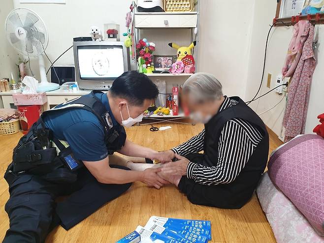 홀몸 어르신 찾아뵙는 이광덕 경위 [이광덕 경위 제공. 재판매 및 DB 금지]