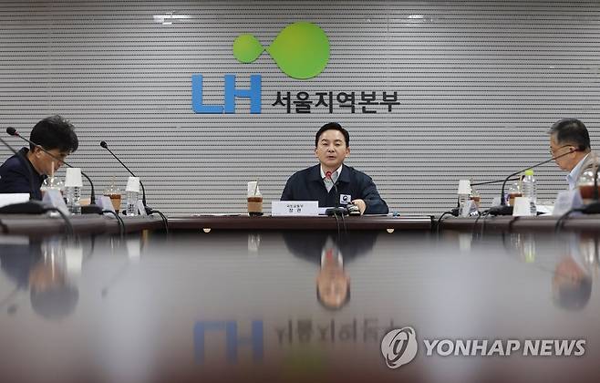발언하는 원희룡 장관 (서울=연합뉴스) 박동주 기자 = 원희룡 국토교통부 장관이 30일 오후 LH서울지역본부에서 열린 공공주택 긴급안전점검 회의에서 발언하고 있다. 2023.7.30 pdj6635@yna.co.kr