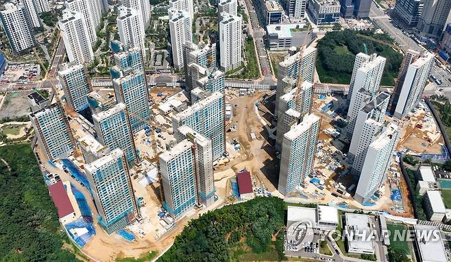 GS건설 검단 사고 단지 전체 재시공, 천문학적 비용 소모될 듯 (인천=연합뉴스) 김도훈 기자 = 인천 검단신도시 아파트 지하주차장 붕괴 사고와 관련해 시공사인 GS 건설이 5일 사고가 난 아파트 단지 전체에 대한 전면 재시공 계획을 밝혔다. 사고가 발생한 단지는 총 17개동, 1천666가구에 달한다. 
    사진은 6일 오후 인천 검단신도시의 AA13-2, AA13-1블록 아파트 건설 현장. 2023.7.6 superdoo82@yna.co.kr