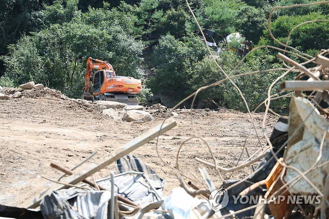 복구 작업은 계속 (영주=연합뉴스) 박세진 기자 = 30일 경북 영주시 풍기읍 삼가리에서 수해 복구 작업이 이뤄지고 있다. 이 일대는 최근 계속된 집중호우로 인명ㆍ물적 피해가 발생했다. 2023.7.30 psjpsj@yna.co.kr