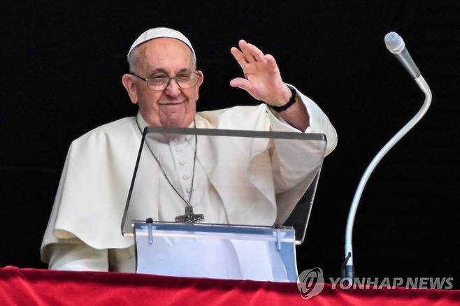 주일 삼종기도 집전하는 프란치스코 교황 (바티칸 AFP=연합뉴스) 프란치스코 교황이 30일(현지시간) 바티카 성 베드로 광장이 내려다보이는 사도궁의 집무실 창가에서 주일 삼종기도를 집전하고 있다. 2023.07.30 photo@yna.co.kr