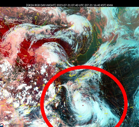 오늘(31일) 오후 4시 40분 기준 동아시아 인근 위성영상에 나타난 제6호 태풍 '카눈' 모습 [사진=뉴스1]