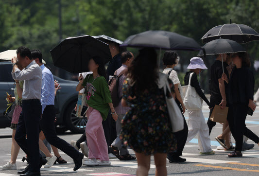 전국적으로 무더운 날씨가 이어진 가운데 시민들이 서울 광화문사거리에서 우산과 양산을 쓴 채 횡단보도를 건너고 있다. (사진=연합뉴스)