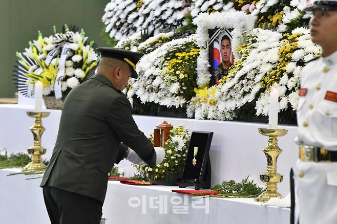 지난 22일 해병대1사단에서 거행된 故 채수근 상병 영결식에서 김계환 해병대사령관이 헌화하고 있다. (사진=해병대)