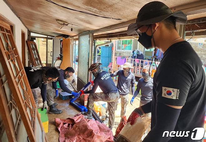 27일 육군 8기동사단 번개여단 장병들이 집중호우 피해지역인 경북 문경시 산북면 일대 주택에서 복구 작업에 구슬땀을 흘리고 있다.(육군 제50보병사단제공)2023.7.27/뉴스1 ⓒ News1 최창호 기자