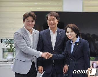 이상래 대전시의회 의장(가운데), 김선광 국민의힘 의회 원내대표(맨 왼쪽), 민주당 이금선 의회 원내대표가 31일 시의회 기자실에서 양당이 의정활동에 협치하겠다는 뜻을 밝힌 뒤 악수하고 있다./뉴스1 ⓒ News1 김경훈 기자