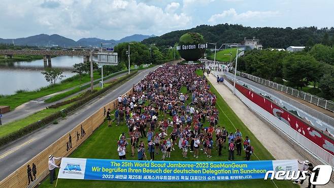 제25회 새만금 세계스카우트잼버리에 참가하는 독일 대표단이 30일~31일 양일간 순천만국제정원박람회장을 방문해 입장 퍼포먼스를 하고 있다.(순천시 제공)2023.7.31/뉴스1