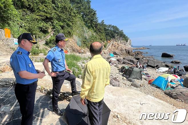 채광청 남해지방해양경찰청장이 영도구 하늘전망대 자갈마당 사고현장을 방문해 안전관리 실태를 점검하고 있다. (남해해경청 제공)