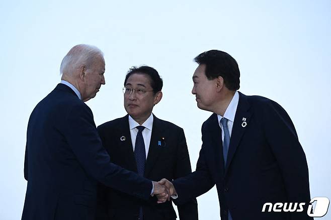 윤석열 대통령과 조 바이든 미국 대통령(맨좌측), 기시다 후미오 일본 총리(가운데)가 21일 히로시마 주요 7개국(G7) 정상회의를 계기로 히로시마에서 열리는 3국 정상회담을 위해 만나 인사를 나누고 있다. 2023.05.21 ⓒ AFP=뉴스1 ⓒ News1 이동원 기자