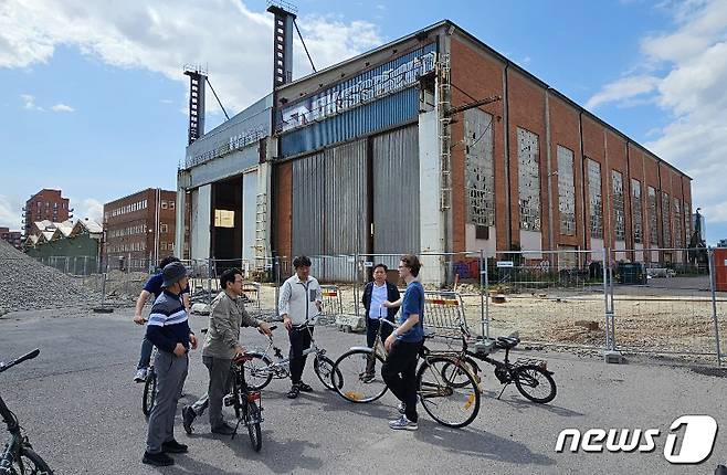 강기정 광주시장과 김병내 남구청장, 박병규 광산구청장 등 광주시대표단이 30일(현지시간) 오전 스웨덴 남부항구도시 말뫼에 위치한 세계 최초의 자전거 호텔 쉬켈후세트(Cykelllhuset)를 방문해 호텔 관리인 오쉬안 칼슨의 안내로 호텔을 둘러보고 있다.(광주시 제공)2023.7.31/뉴스1