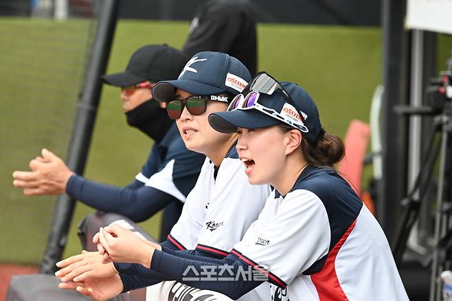 대한민국 여자야구 국가대표 투수 김보미와 이지숙(오른쪽)이 더그아웃에서 경기를 지켜보고 있다. 수원 | 황혜정기자. et16@sportsseoul.com