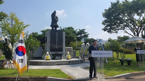 구미시 김호섭 부시장이 장진홍 선생 93주기 추모식에서 추모사하고 있다.
