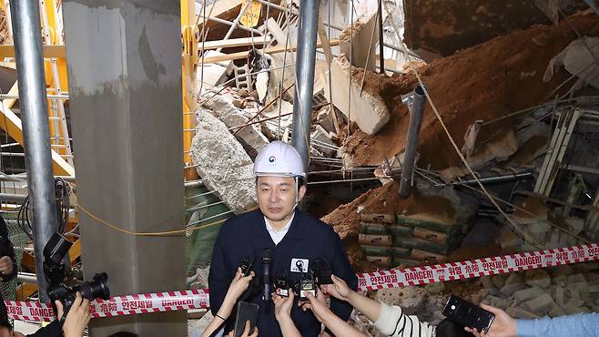 원희룡 국토교통부 장관이 지난 5월 2일 인천시 서구 검단의 한 아파트 지하주차장 슬래브 붕괴 현장을 살펴본 뒤 취재진의 질문에 답변을 하고 있다. 2023.5.2/뉴스1