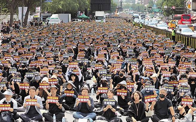 “교사 교육권 보장”… 주말에도 모여 집회 - 지난 29일 오후 서울 종로구 정부서울청사 앞에서 열린 서이초등학교 교사 추모 및 공교육 정상화 촉구 집회에서 교사들이 ‘교사의 교육권 보장하라’ ‘안전한 교육환경 조성하라’ 등 손팻말을 들고 있다. /뉴시스