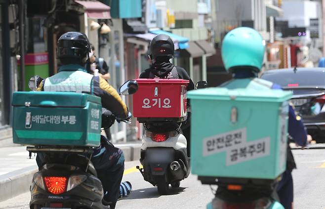 서울의 한 대학가에서 배달 라이더들이 음식을 배달하고 있다. /뉴스1