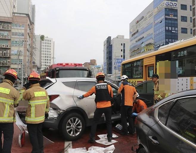 31일 오후 3시 51분 경기도 김포시 김포도시철도(김포골드라인) 고촌역 인근 신곡거리에서 60대 여성 A씨가 몰던 산타페 차량이 횡단보도를 건너던 시민과 차량 5대를 잇따라 충돌해 1명이 숨지고  11명이 다쳤다. /김포소방서