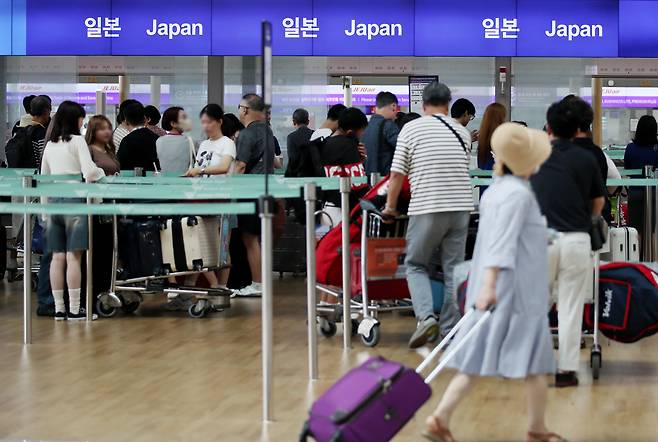 20일 인천국제공항 제1터미널에서 여행객들이 일본 탑승수속 기다리고 있다./뉴시스