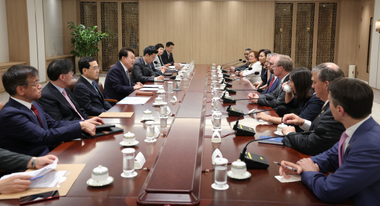 윤석열 대통령이 31일 서울 용산 대통령실 청사에서 미국 하원의원 대표단을 접견하고 있다. 대통령실 제공