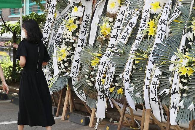 (서울=뉴스1) 민경석 기자 = 28일 오전 서울 강남구 강남서초교육지원청에 마련된 서이초등학교 교사 분향소에 추모객들의 발걸음이 이어지고 있다. 서울시교육청은 강남서초교육지원청에 마련된 분향소를 이날까지만 운영한다고 밝혔다. 2023.7.28/뉴스1 /사진=뉴스1화상