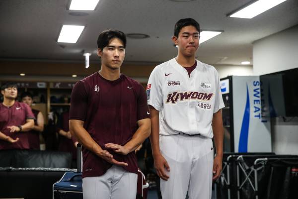 최원태와 유니폼을 바꿔 입은 이주형(왼쪽)과 김동규. 사진=키움 히어로즈&nbsp;