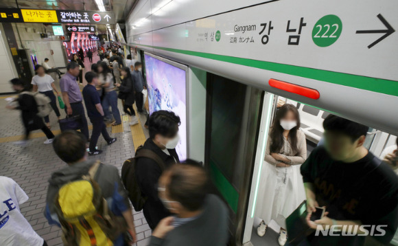 서울지하철 2호선 강남역에서 승객들이 내리고, 타고 있다. [사진=뉴시스]