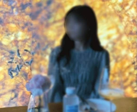 지난 18일 서울시 서이초에서 극단적 선택을 한 새내기 여교사의 유족 측이 사건과 무관한 이들이 조사받는 것을 원치 않는다고 밝혔다. 고인의 사촌 오빠라고 밝힌 이가 숨진 여교사의 사진을 공개했다. [사진=서이초 여교사 유족 네이버 블로그]