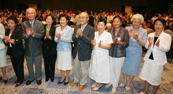 `여성종중원 인정판결 환영모임`이 2005년 8월 9일 오후 3시 한국프레스센터 20층에서 열렸다. 이 모임은 지난달 21일 대법원이 내린 `출가한 딸도 종중원으로 인정한다`는 판결을 축하하기 위해 열렸다. 이날 모임에는 용인 이씨 및 청송 심씨, 성주 이씨 등 소송을 냈던 종중의 딸들 100여 명이 참가해 자축했다. 왼쪽부터 이원재 용인이씨사맹공파출가여성회 회장, 김주수 경희대 명예교수, 곽배희 한국가정법률상담소장, 장하진 여성가족부 장관, 조영황 국가인권위원회 위원장, 심정숙 청송심씨혜령공파여성회 대표, 이계순 성주이씨여성회 대표.