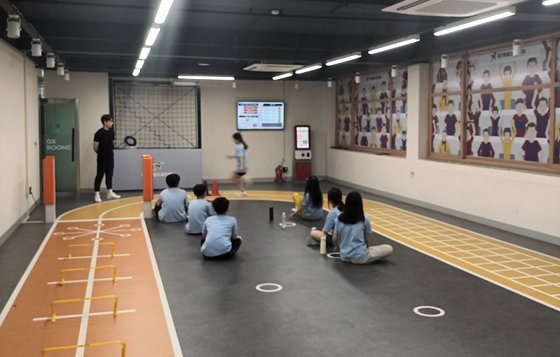 경기학생스포츠센터에서 스포츠 체험활동을 하고 있는 용인 구갈초등학교 학생들.