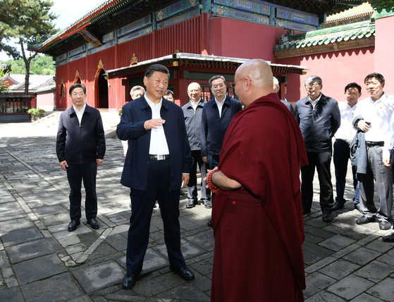 지난 2021년 시진핑 중국 국가주석이 베이징 인근의 허베이성 청더에 위치한 푸닝사를 방문해 현지 승려와 대화하고 있는 모습. 신화=연합뉴스