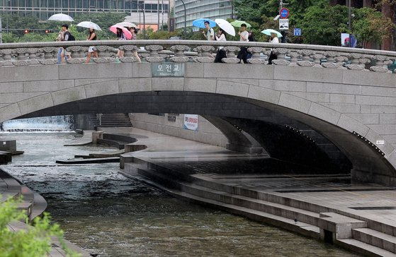 서울 전역에 호우주의보가 발효 중인 지난 23일 오전 서울 청계천의 출입이 통제되고 있다. 연합뉴스