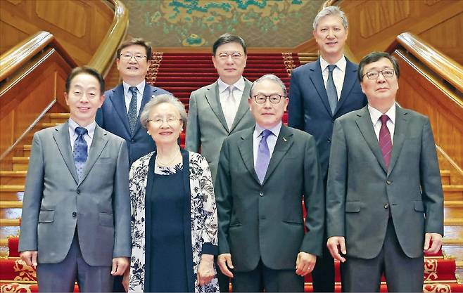 역대 대통령의 가족 6인이 지난 29일 청와대 본관에 모여 특별전 ‘우리 대통령들의 이야기’를 관람했다. 뒷줄 왼쪽부터 시계방향으로 박보균 문화체육관광부 장관, 박지만 EG 대표이사 회장(박정희 전 대통령 아들, 박근혜 전 대통령 동생), 노재헌 동아시아문화센터 이사장(노태우 전 대통령 아들), 김홍업 김대중평화센터 이사장(김대중 전 대통령 아들), 윤상구 동서코포레이션 대표(윤보선 전 대통령 아들), 조혜자 여사(이승만 전 대통령 며느리), 김현철 김영삼대통령기념재단 이사장(김영삼 전 대통령 아들).   문체부 제공