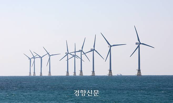제주 한경면에 조성된 탐라해상 풍력발전단지. 강윤중 기자