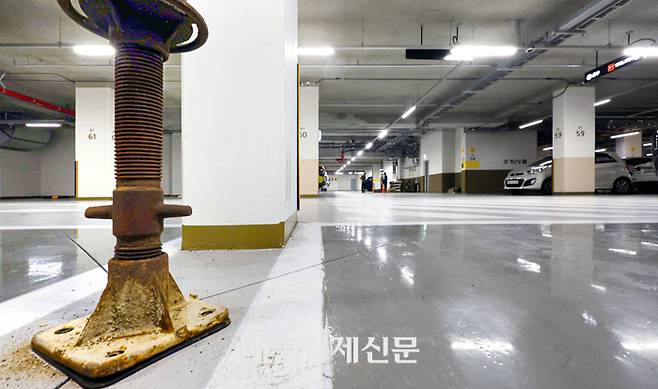 지난해 4월 입주한 남양주 별내퍼스트포레 지하주차장에 천장이 붕괴되지 않도록 철골조의 잭서포트 공사가 진행 중이다. 삼환기업이 시공한 이 단지는 무량판 방식의 302개 기둥에서 무려 126개 철근이 누락된 것으로 국토부 조사 결과 밝혀졌다. [사진 = 김호영 기자]