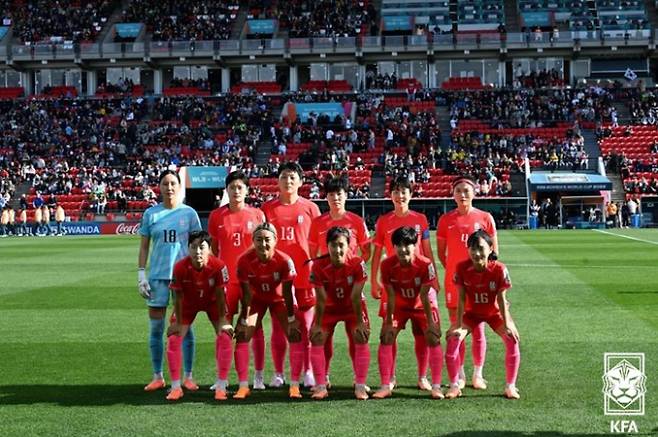 대한민국 여자축구 국가대표팀이 조별리그에서 탈락할 가능성이 커진 가운데 독일에 5골 차 승리를 거두고 콜롬비아가 모로코를 꺾는다면 16강 진출이 가능하다. 사진은 지난 27일 호주 애들레이드 힌드메쉬스타디움에서 열린 2023 국제축구연맹(FIFA) 호주·뉴질랜드 여자월드컵 조별예선 2차전 모로코와의 경기를 앞두고 기념촬영을 하고 있는 선수들. /사진=뉴스1