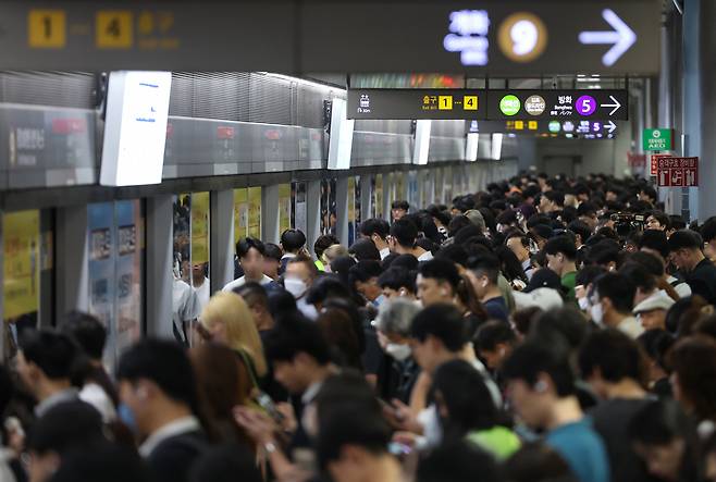 서울교통공사는 교통카드를 찍지 않아도 자동으로 요금이 결제되는 ‘태그리스(Tagless)’ 시스템을 10∼11월 중 직원들을 대상으로 시범 운영한다고 31일 밝혔다. 사진은 지하철 탑승 장면. [연합]