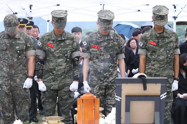 고(故) 채수근 상병의 안장식이 22일 오후 국립대전현충원에서 거행되고 있는 가운데 동료들이 채 상병을 추모하고 있다. 채수근 상병은 지난 19일 경북 예천 내성천에서 실종자를 수색하던 중 급류에 휩쓸려 숨졌다. [연합]