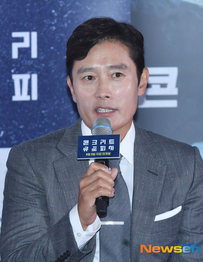 Lee Byung-hun laughed at the laughing response of acquaintances to Concrete Utopia.Um Tae-hwa, director of the movie Concrete Utopia (director Um Tae-hwa) at the Lotte Cinema World Tower in Seoul, Songpa-gu, Seoul, on July 31, After receiving questions related to the issue, he explained, It is not a movie planned with such a part in mind.It was the work that started with the fun of the original webtoon, he said. The most important thing I thought about on the webtoon was the apartment, and I studied the history to include this apartment.Lee Byung-hun said, I told my acquaintances that I was taking Concrete Utopia and said, The world has collapsed and only one apartment remains. My acquaintances asked me where the contractor is.I remember laughing for a long time. On the other hand, the movie Concrete Utopia, which opens on August 9, is a disaster drama depicting the story of the survivors gathering together in Seoul, the only remaining imperial palace apartment that has been ruined by the earthquake./ Lee Jae-ha