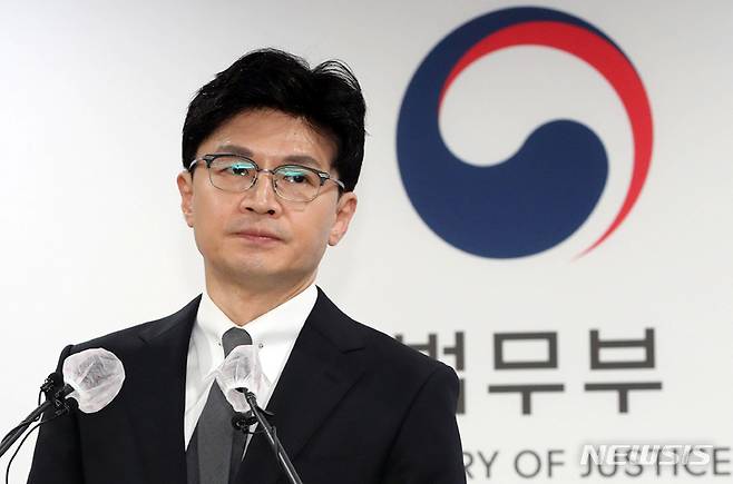 [과천=뉴시스] 조성우 기자 = 31일 법무부에 따르면  '한국 정부가 미국계 사모펀드 론스타에 약 2800억원을 지급해야 한다'는 국제투자분쟁해결센터(ICSID) 판정에 론스타가 취소신청을 제기한 것으로 파악됐다. 사진은 한동훈 법무부 장관. (공동취재사진) 2022.08.31. photo@newsis.com