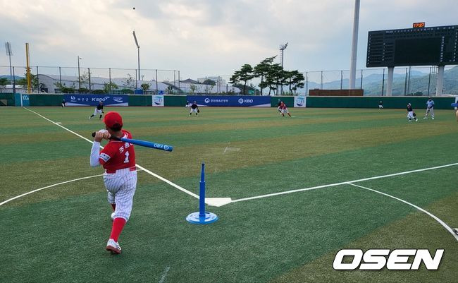 경기를 하고 있는 서울 금동초등학교와 일본 아이치현 연합팀. /OSEN DB