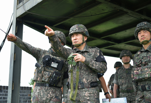 김승겸 합참의장(가운데)이 5사단 GOP 관망대에서 결전태세 현장지도를 실시하고 있다. 김 의장은 실전적 전투준비와 전투수행훈련을 통해 적 도발 시 압도적 대응으로 가차없이 응징할 것을 지시했다. 사진 제공=합참