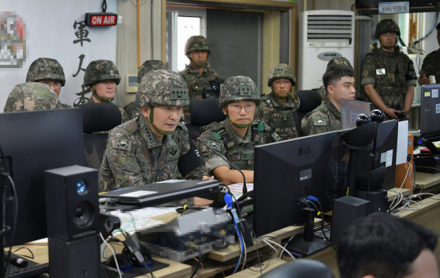 김승겸 합참의장(앞줄 왼쪽에서 첫번째)이 5사단 예하 GOP대대 지휘통제실에서 녹음기 등 작전환경 변화에 따른 실전적 전투준비와 전투수행훈련을 통해 적 도발 시 압도적 대응으로 가차없이 응징할 것을 지시했다. 사진 제공=합참