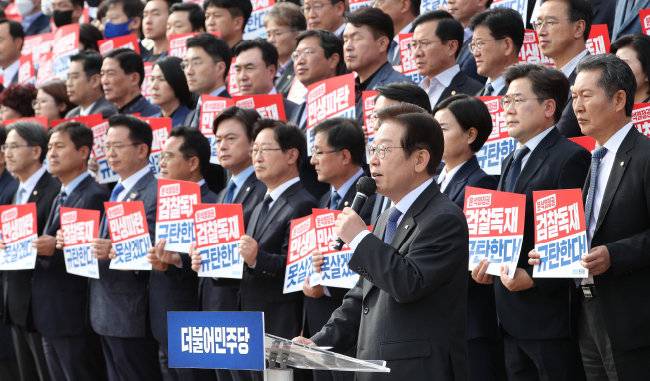 이재명 더불어민주당 대표가 2022년 10월 26일 서울 여의도 국회 앞 본청 계단에서 열린 민생파탄·검찰독재 규탄대회에서 발언하고 있다. [국회공동취재사진]
