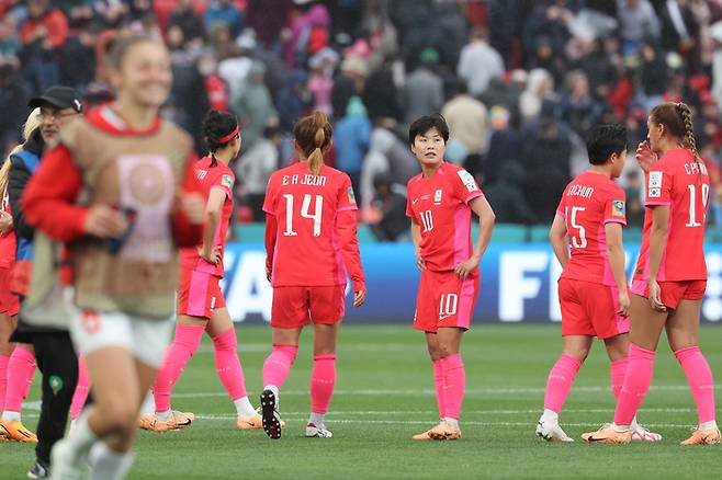 한국 여자축구 대표팀이 30일 호주 애들레이드의 하인드마시 스타디움에서 열린 2023 국제축구연맹(FIFA) 호주·뉴질랜드 여자 월드컵 H조 2차전 모로코와 경기에서 패한 뒤 아쉬워하고 있다.  애들레이드 | 연합뉴스