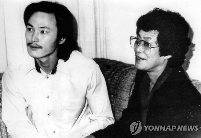 이철수 씨가 석방 후 어머니 이미공 씨를 만나는 장면. (1983.3.30) [연합뉴스 자료사진]