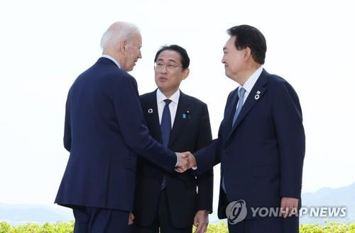 지난 5월 G7회의에서 인사하는 한미일 정상 (히로시마=연합뉴스) 진성철 기자 = G7 정상회의 참관국 자격으로 일본을 방문한 윤석열 대통령이 지난 5월 21일 히로시마 G7 정상회의장인 그랜드프린스호텔에서 조 바이든 미국 대통령, 기시다 후미오 일본 총리와 인사하고 있다.  2023.5.21  [공동취재] zjin@yna.co.kr